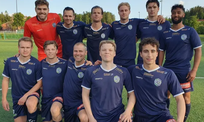 Dette er årets lag i 5. divisjon så langt: – Han bør snappes opp av klubber på høyere&nbsp;nivå!