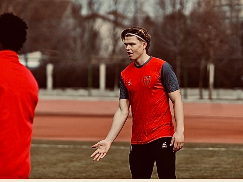Elias Aarflot – fra Korsvoll til kaosfotball i Albania: – Bommer du på en pasning får du høre det fra&nbsp;tribunen